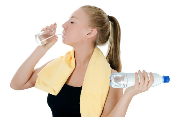 Bir havlu ve bir su şişesi ile spor kız — Stok fotoğraf