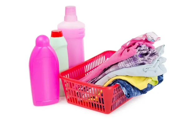 Куча чистой одежды с различными моющими средствами — стоковое фото