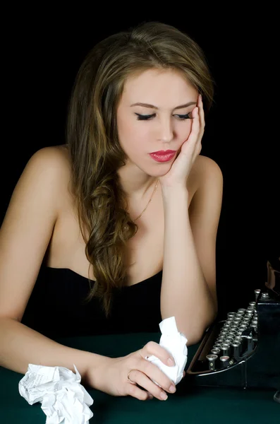 Den vakre jenta på en skrivemaskin. En retro-stil – stockfoto