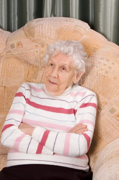 Kanepe üzerinde yaşlı kadın portresi — Stok fotoğraf