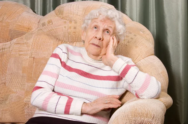 Πορτρέτο της γριά σε ένα καναπέ — Φωτογραφία Αρχείου
