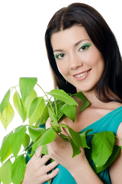 Красивая женщина с весенними зелеными листьями — стоковое фото