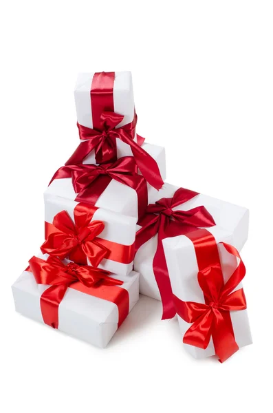 Caja con un regalo con una cinta roja — Foto de Stock