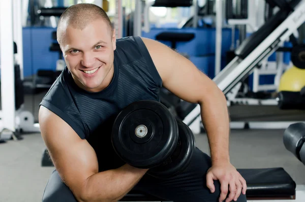 Man with dumbbells in sports club — Stock Photo, Image