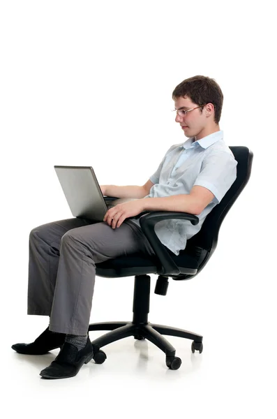 Podnikatel sedí v křesle s notebookem — Stock fotografie