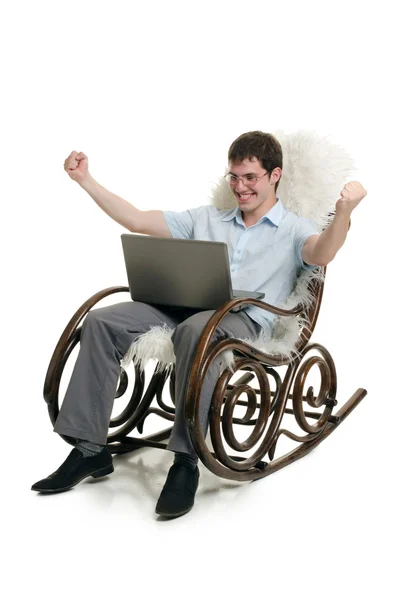 El hombre de negocios se sienta en un sillón con portátil — Foto de Stock