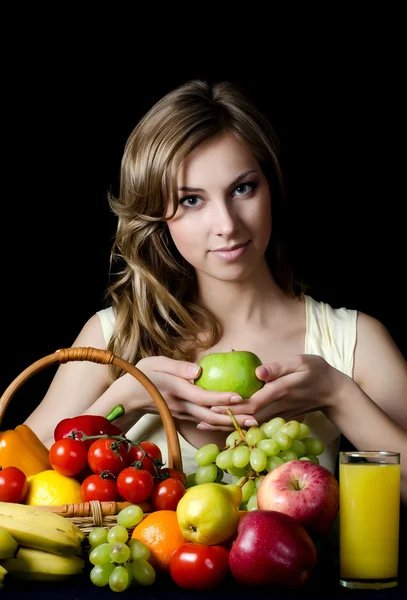 Mooi meisje met groenten en fruit — Stockfoto