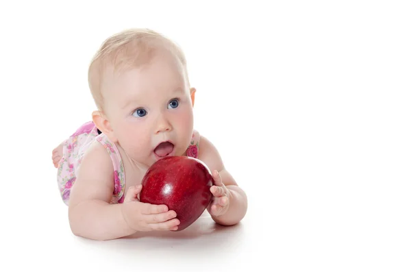 Kırmızı elma ile küçük bebek — Stok fotoğraf
