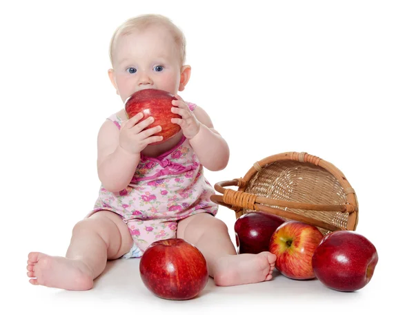 De kleine baby met rode appels — Stockfoto