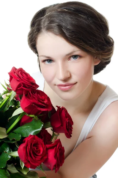 Piękna dziewczyna z bukietem czerwonych róż — Zdjęcie stockowe