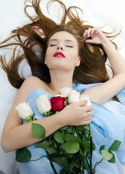 Piękna dziewczyna z płatków róż na białym tle — Zdjęcie stockowe