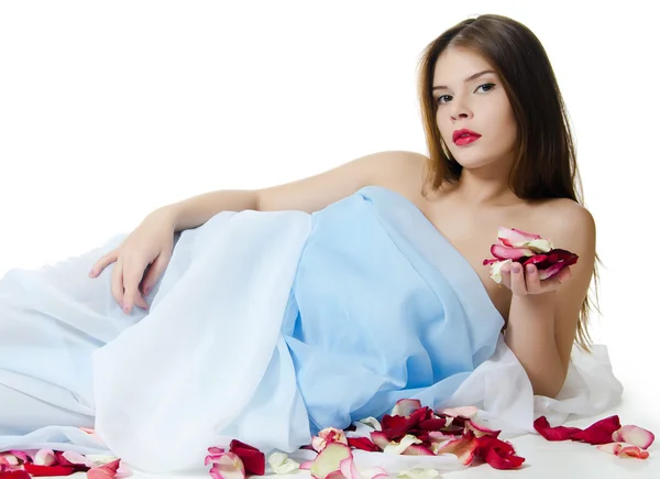 Piękna dziewczyna z płatków róż na białym tle — Zdjęcie stockowe