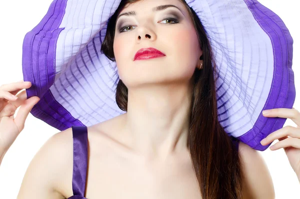 Retrato de la hermosa mujer elegante en un sombrero lila —  Fotos de Stock