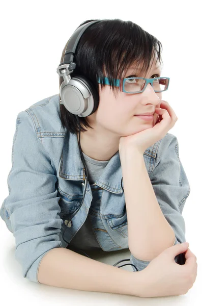 女の子は耳電話を通して音楽に耳を傾け — ストック写真