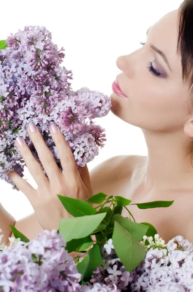 Piękna kobieta z wiosennych kwiatów bzu. Skincare — Zdjęcie stockowe