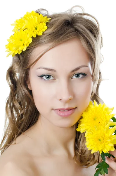 A menina com cabelo bonito com crisântemo amarelo — Fotografia de Stock