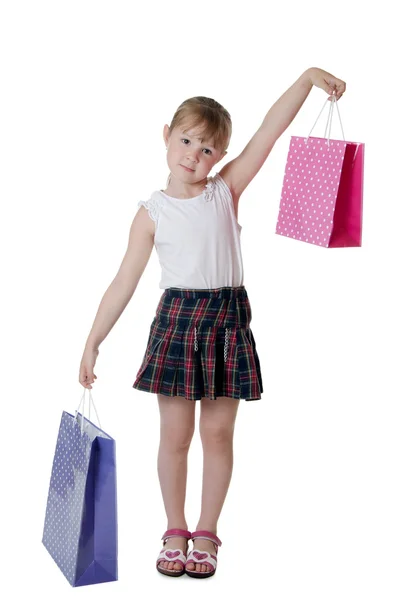 Het kleine meisje met een twee pakketten geïsoleerd — Stockfoto