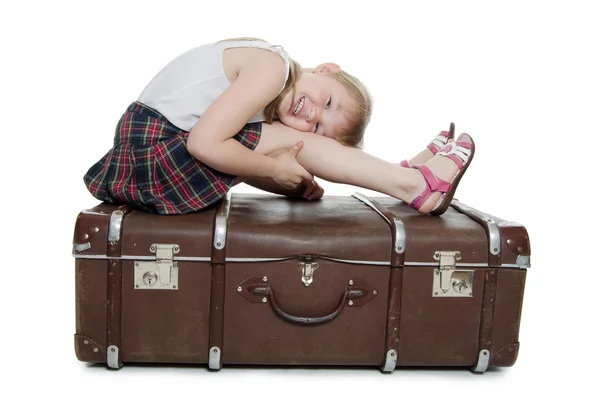 Eski bavul üzerinde küçük kız — Stok fotoğraf