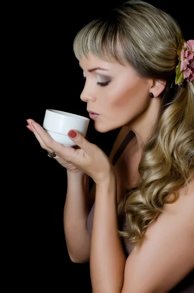 Die schöne elegante Frau mit der Kaffeetasse — Stockfoto