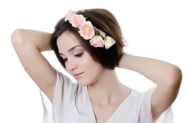 Portret van het mooie meisje met bloemen in haar — Stockfoto