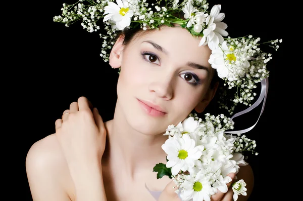 Porträtt av den vackra flickan med blommor i håret — Stockfoto
