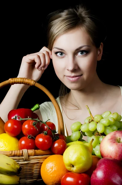 Bella ragazza con frutta e verdura — Foto Stock