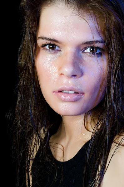 A menina molhada com os cosméticos espalhados no preto — Fotografia de Stock