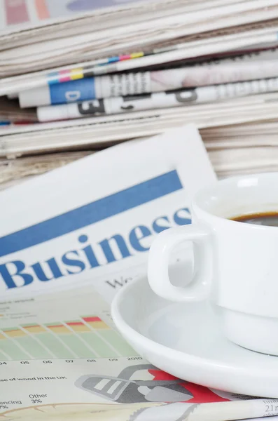 Καφέ και φρέσκα εφημερίδα - το πρωί του επιχειρηματία — Φωτογραφία Αρχείου