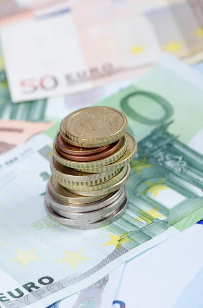 Verschiedene Euro-Banknoten und -Münzen — Stockfoto