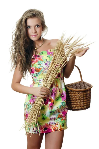 漂亮的姑娘与小麦的耳朵 — 图库照片