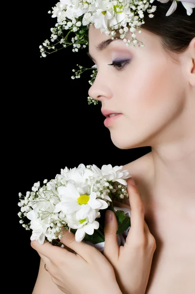 Retrato de la hermosa chica con flores en el pelo — Foto de Stock