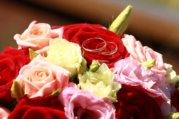 Gold rings on a bouquet — Stock Photo, Image