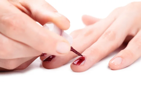 Kvinna tillämpa nagellack på hennes fingrar — Stockfoto