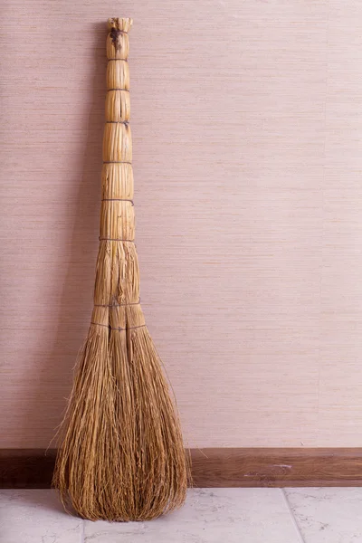 Broom near the wall — Stock Photo, Image