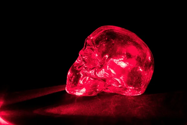 Crânio de vidro vermelho — Fotografia de Stock