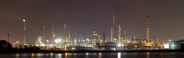 Panorâmica paisagem industrial à noite — Fotografia de Stock