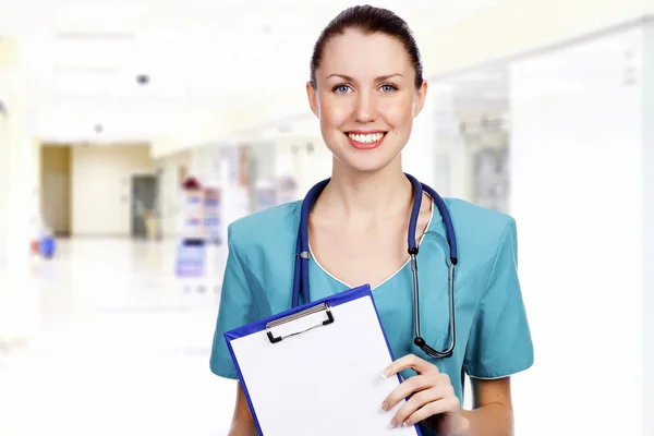 Usmívající se žena lékař s schránky — Stock fotografie