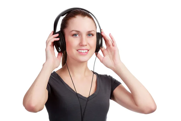 Улыбающаяся девушка слушает музыку — стоковое фото