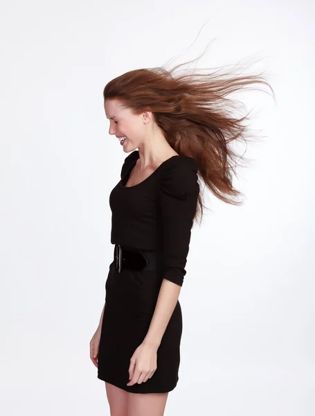 Menina bonita adolescente em vestido preto posando contra um backgr branco — Fotografia de Stock