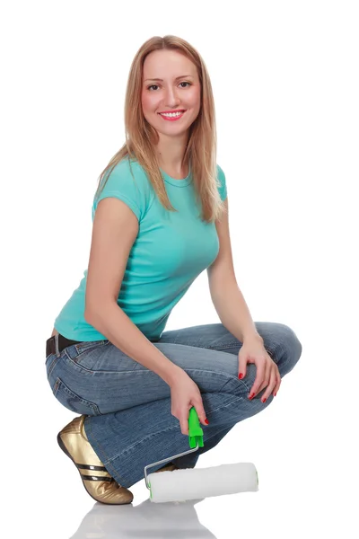 Lachende vrouw met een borstel tegen de witte achtergrond. — Stockfoto