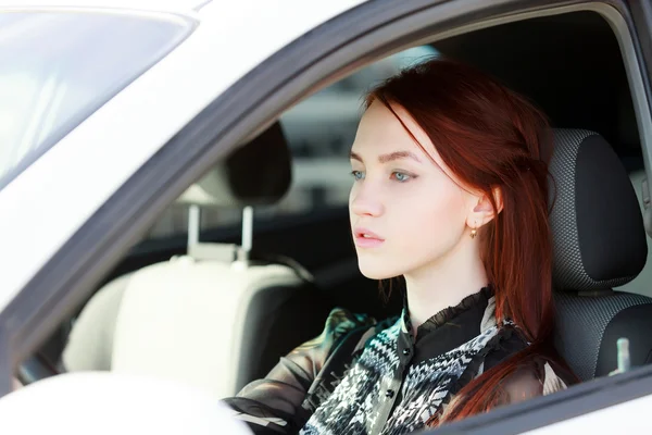 Docela dospívající dívka v autě — Stock fotografie