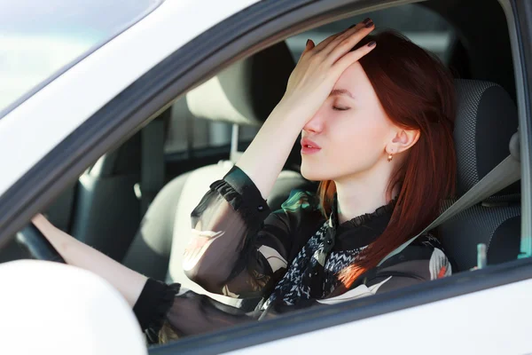 Troubles on the road, Girl hides face in hands while in a car — Stock Photo, Image