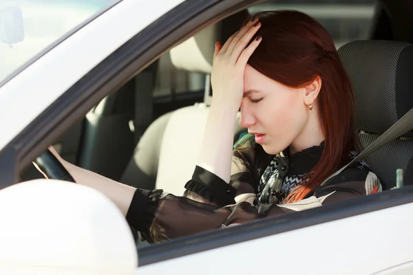 Problemas na estrada, menina se esconde cara em mãos enquanto em um carro — Fotografia de Stock