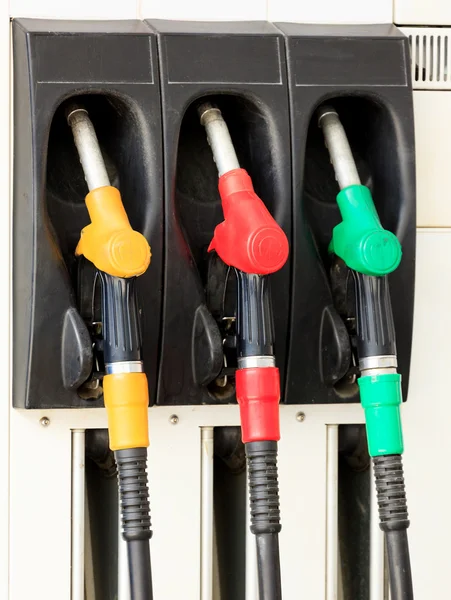 Gas pomp spuitstukken in een tankstation — Stockfoto