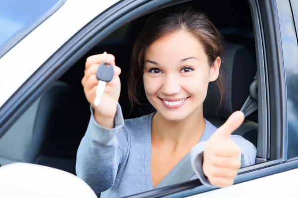 Счастливая женщина-водитель — стоковое фото