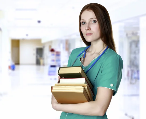 Όμορφη νοσοκόμα ή γιατρός με βιβλία — Φωτογραφία Αρχείου