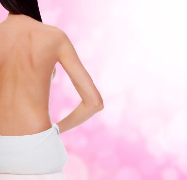 çıplak kadın sırt üstü arka plan bulanık