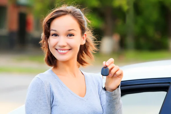 Szczęśliwa dziewczyna z kluczem samochodu — Zdjęcie stockowe