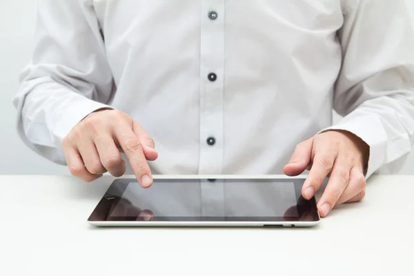 Obchodní člověka dotýká na počítači tablet pc — Stock fotografie
