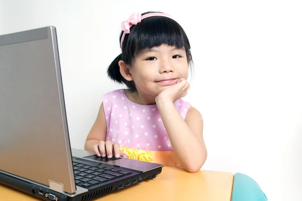 Çocuk bilgisayar ile — Stok fotoğraf